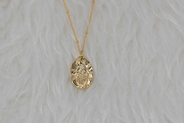 Collar cadena con pendiente de virgen milagrosa color oro detalle frente