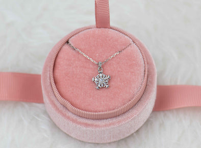 Collar con cadena y pendiente de copo de nieve- Snowflake en plata 925 en caja de joyas rosa