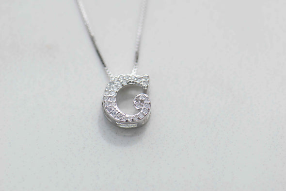 Collar con pendiente de letra C color plata con zirconias