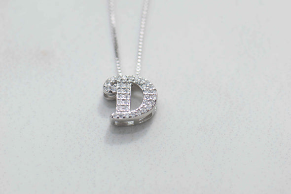 Collar con pendiente de letra D color plata con zirconias