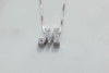 Collar con pendiente de letra M color plata con zirconias