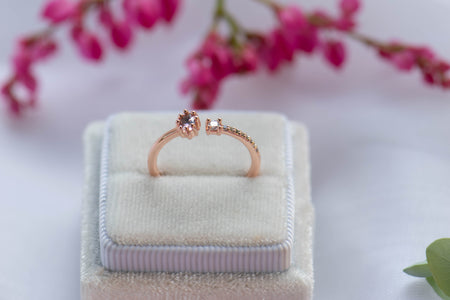 Anillo abierto con baño de oro rosa 18k y piedra zirconia rosa