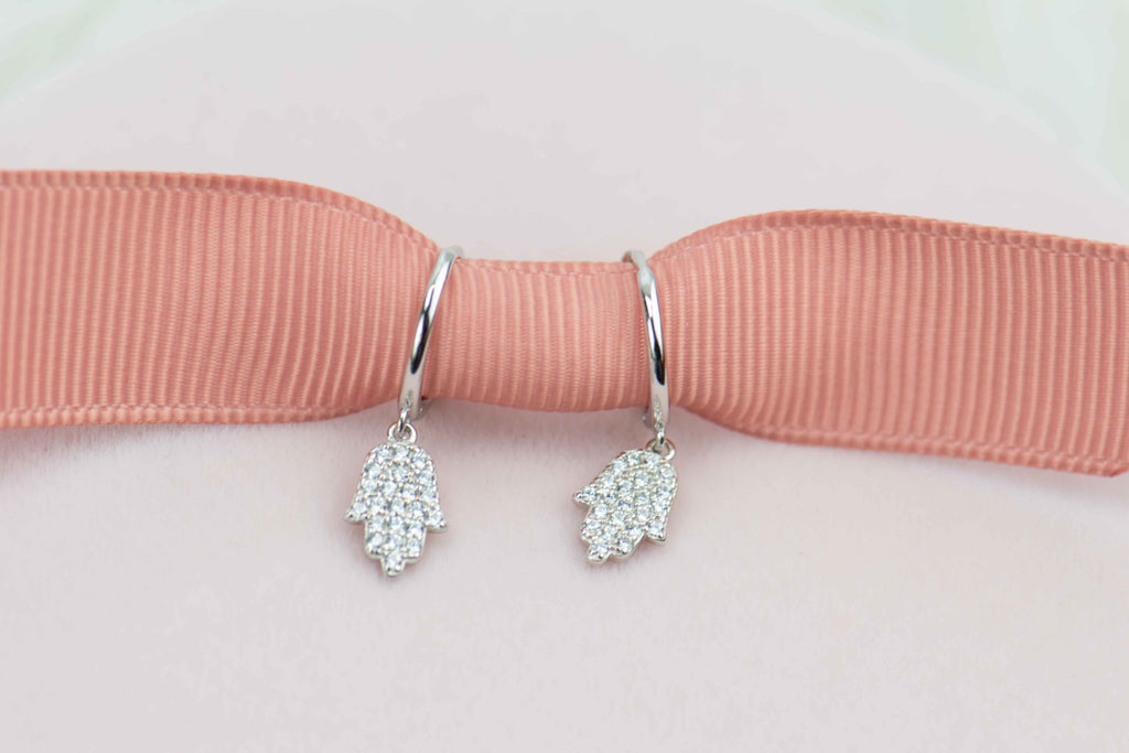 Aretes de argolla pequeña con pendiente de mano con zirconias en plata 925