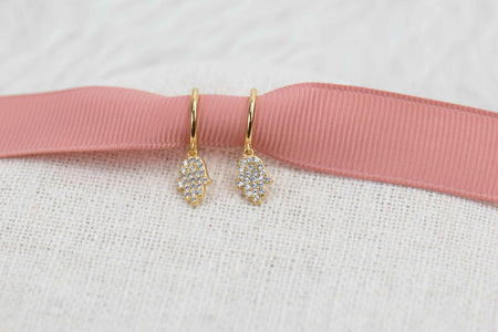 Aretes de argolla pequeña con pendiente de mano con zirconias en baño de oro 18k