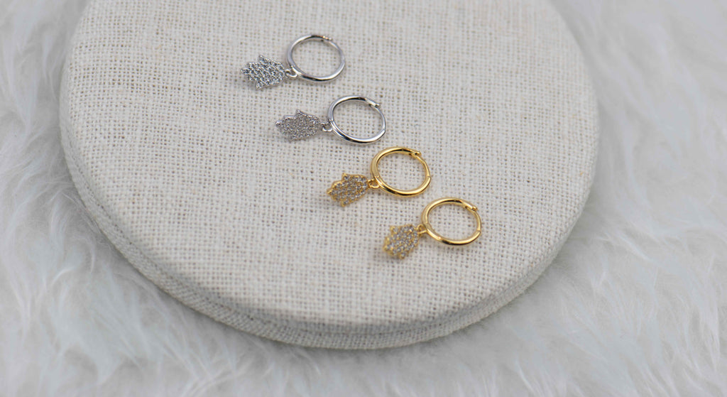 Aretes de argolla pequeña con pendiente de mano con zirconias en plata 925 y Aretes de argolla pequeña con pendiente de mano con zirconias en baño de oro 18k
