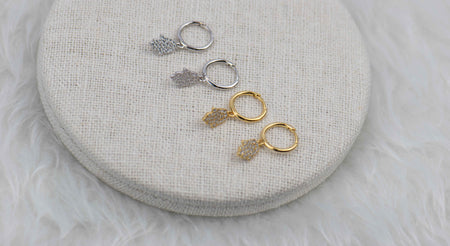 Aretes de argolla pequeña con pendiente de mano con zirconias en plata 925 y Aretes de argolla pequeña con pendiente de mano con zirconias en baño de oro 18k