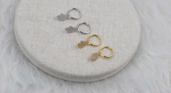 Aretes de argolla pequeña con pendiente de mano con zirconias en plata 925 y Aretes de argolla pequeña con pendiente de mano con zirconias en baño de oro 18k