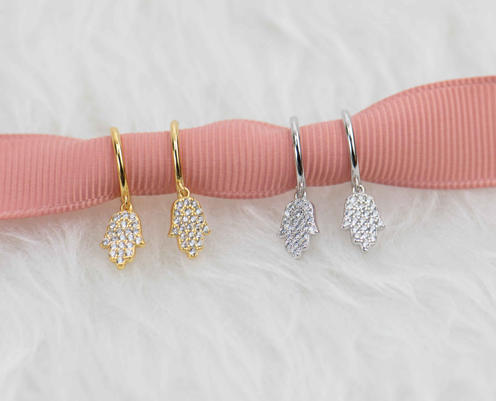 Aretes de argolla pequeña con pendiente de mano con zirconias en plata 925 y Aretes de argolla pequeña con pendiente de mano con zirconias en baño de oro 18k sobre cinta rosa