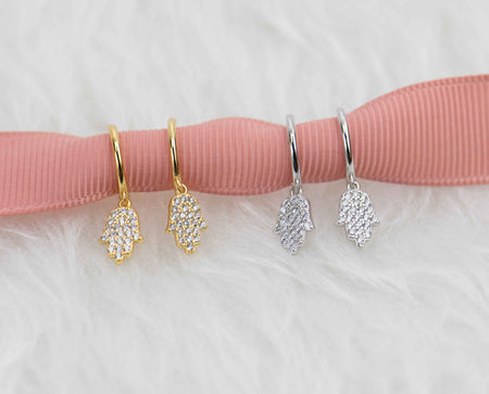 Aretes de argolla pequeña con pendiente de mano con zirconias en plata 925 y Aretes de argolla pequeña con pendiente de mano con zirconias en baño de oro 18k sobre cinta rosa