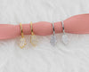 Aretes de argolla pequeña con pendiente de mano con zirconias en plata 925 y Aretes de argolla pequeña con pendiente de mano con zirconias en baño de oro 18k sobre cinta rosa