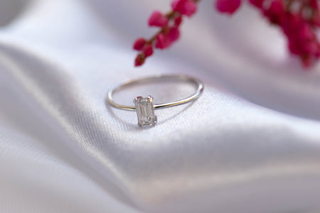 Anillo liso en plata 925 con piedra central cuadrada zirconia blanca