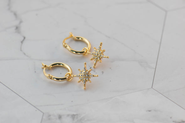 Aretes de argolla pequeña en baño de oro 18k con estrella lucero de zirconias blancas