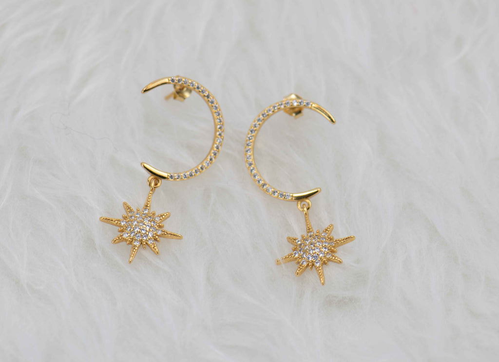 Aretes de argolla pequeña en baño de oro 18k con Estrellas en zirconias blanca
