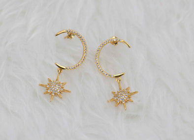 Aretes de argolla pequeña en baño de oro 18k con Estrellas en zirconias blanca