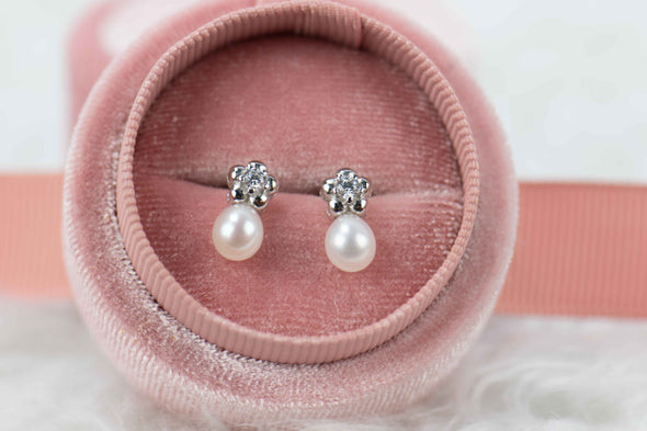 Aretes de perla con flor en plata 925
