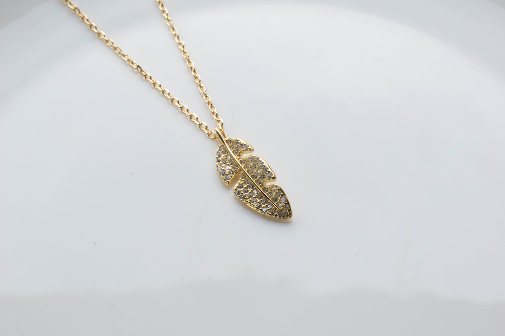 Collar de cadena con pendiente de pluma con baño de oro 18k