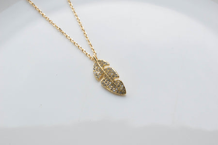Collar de cadena con pendiente de pluma con baño de oro 18k