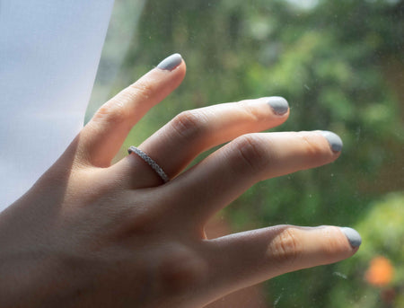 Mano con anillo en pata 925 incrustado con zirconias blancas