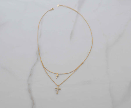 Collar doble color oro, un collar corto con cruz o otro largo con pendiente de cruz