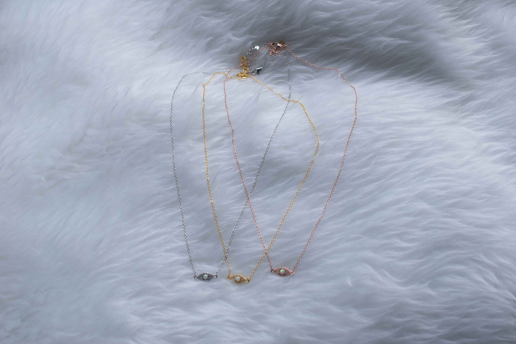 Collar con cadena y pendiente de ojo con ópalo sintético en plata 925, Collar con cadena y pendiente de ojo con ópalo sintético con baño de oro 18k, Collar con cadena y pendiente de ojo con ópalo sintético con baño de oro rosa 18k extendidos