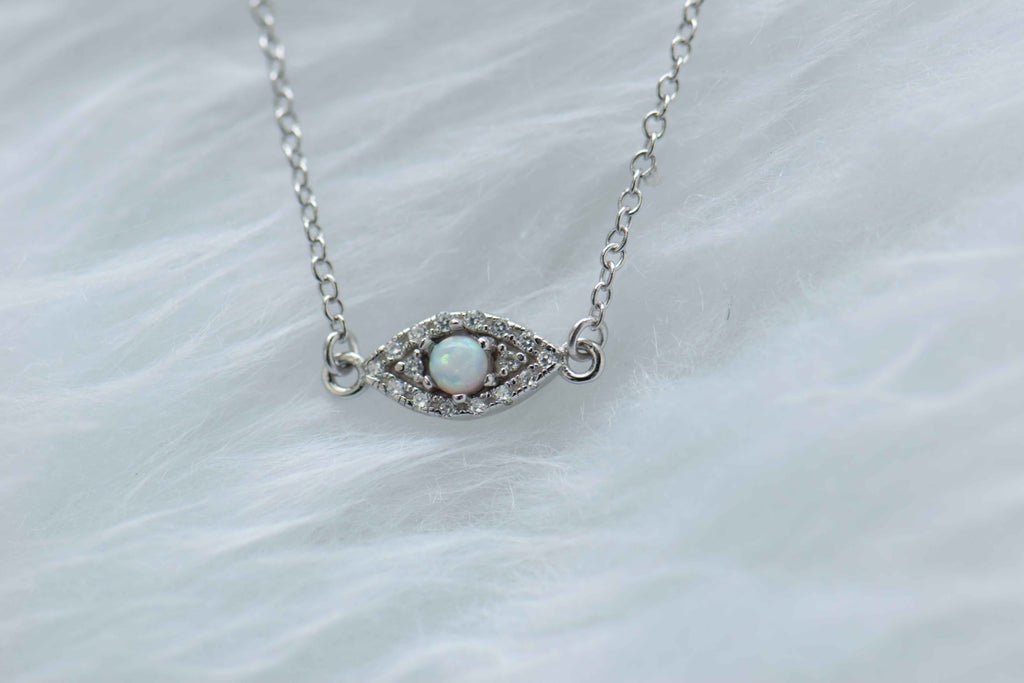 Detalle con collar con cadena y pendiente de ojo con ópalo sintético en plata 925