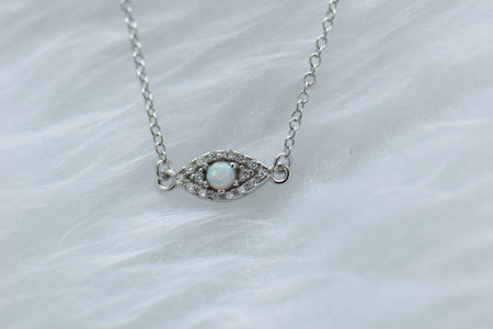 Detalle con collar con cadena y pendiente de ojo con ópalo sintético en plata 925