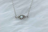 Detalle con collar con cadena y pendiente de ojo con ópalo sintético en plata 925