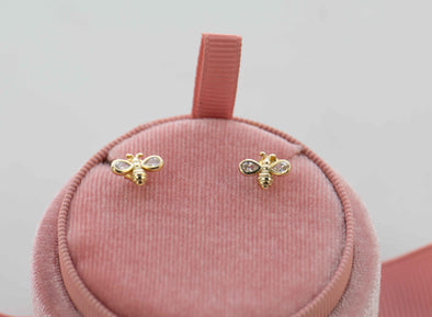 Aretes pequeños de abejas con baño de oro 18k y zirconias incrustadas