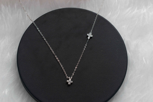 Collar con cadena y dos cruces pequeñas en plata 925