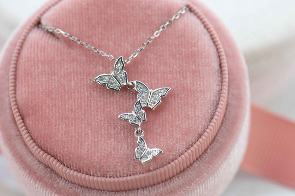 Pendiente de cuatro mariposas color plata con zirconias