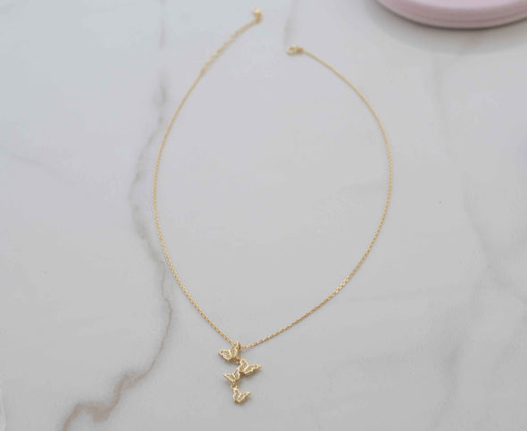 Collar con cadena y pendiente de cuatro mariposas color oro con zirconias