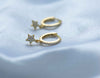 Par de argollas incrustadas en zirconias blancas con pequeña estrella colgante en plata 925