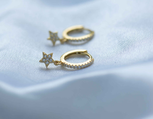 Par de argollas incrustadas en zirconias blancas con pequeña estrella colgante en plata 925