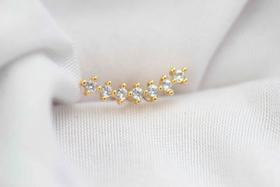 Arete piercing dorado con zirconitas blancas