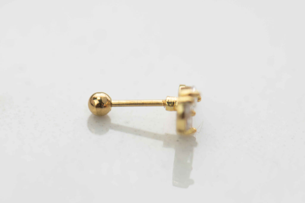 Detalle de arete piercing de Luna color oro con piedras zirconias blancas con cierre esférico (bolita)