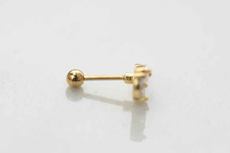 Detalle de arete piercing de Luna color oro con piedras zirconias blancas con cierre esférico (bolita)
