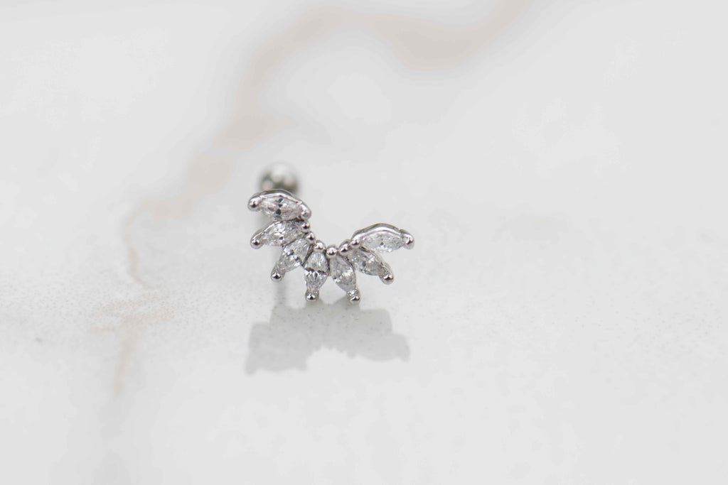 Detalle de arete piercing de 7 hojas color plata con piedras zirconias blancas