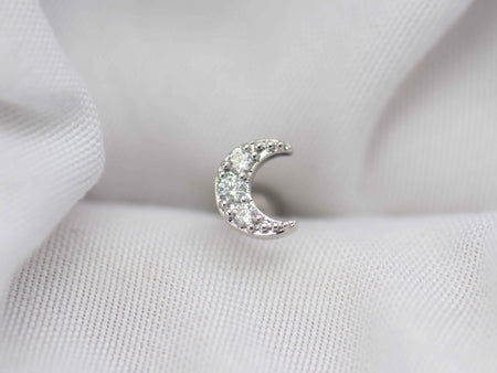Detalle de arete piercing de Luna color plata con piedras zirconias blancas