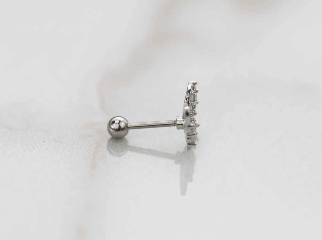 Detalle de arete piercing con piedras zirconias lateral con cierre de bolita