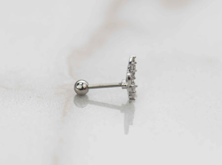 Detalle de arete piercing con piedras zirconias lateral con cierre de bolita