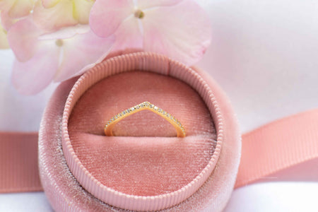 Anillo color dorado con baño en oro 18k y zirconias