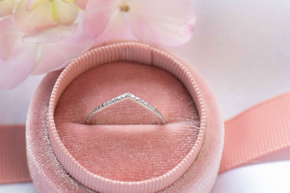 Anillo color plata y zirconias