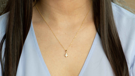 Modelo con collar de cadena y pendiente con baño de oro 18k zirconias incrustadas y ópalo de laboratorio en forma de ovalo central