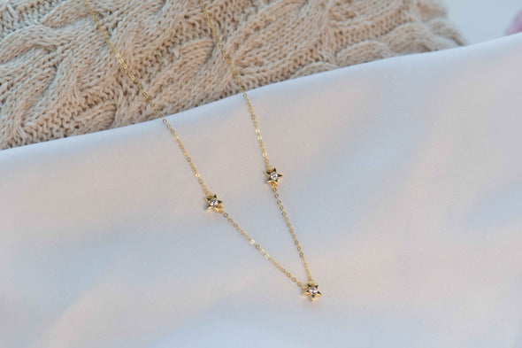 Collar con tres estrellas dorado