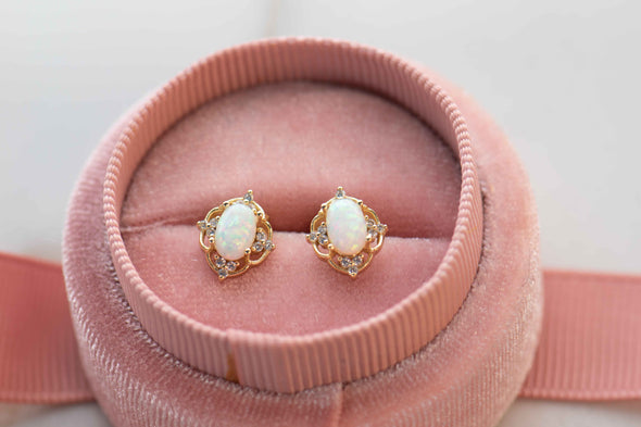 Aretes con baño de oro 18k zirconias incrustadas y ópalo de laboratorio en forma de ovalo central