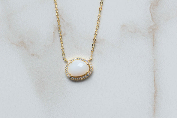 Collar con cadena y pendiente de piedra luna y marco en zirconias blancas con baño de oro 18k
