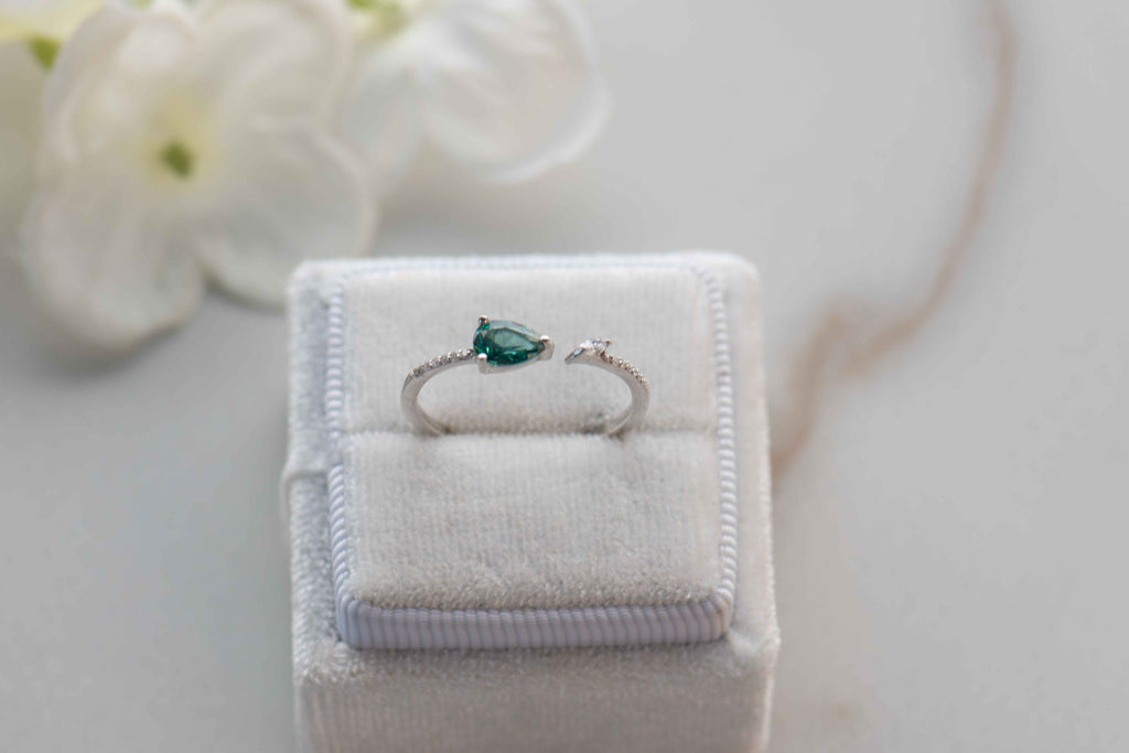 Anillo en plata 925 con zirconia verde frente