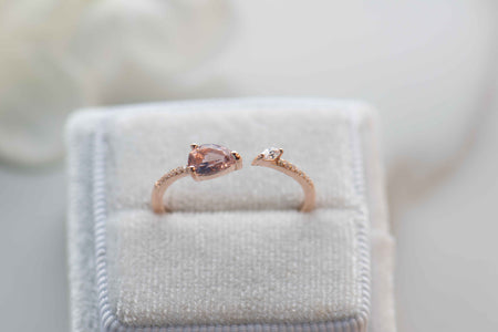 Anillo con baño en oro rosa 18k con zirconia rosa frente