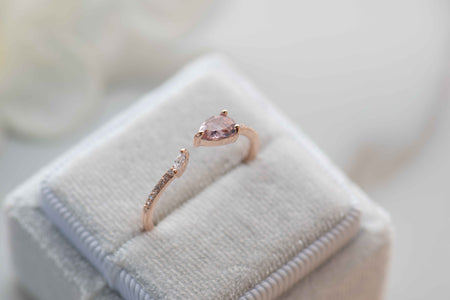 Anillo con baño en oro rosa 18k con zirconia rosa