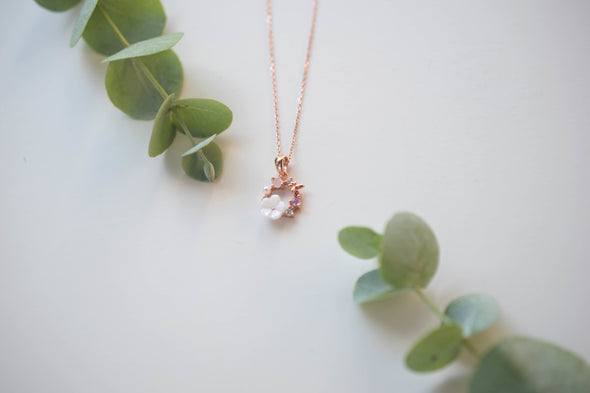 Collar cadena color oro rosa y pendiente de flores en piedras de colores detalle
